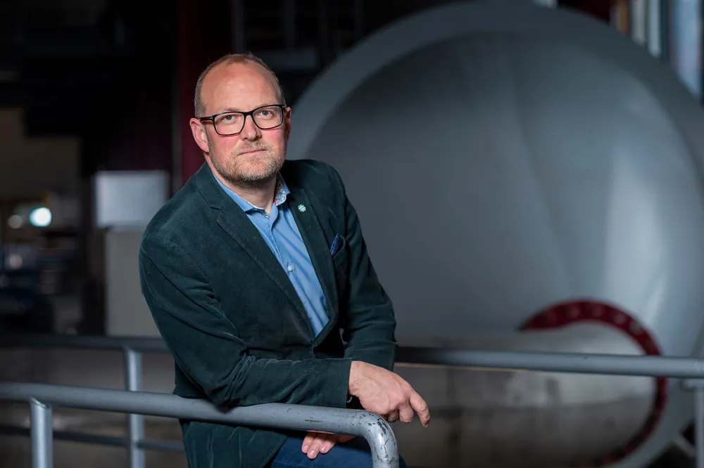 Energipolitisk talsperson Ole André Myhrvold i Senterpartiet ser for seg lovendring. Her er han på besøk hos vannkraftselskapet Rainpower i Trondheim.