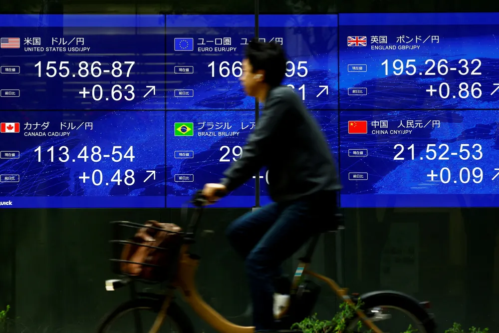 De store kursbevegelsene for den japanske yenen skyldes sannsynligvis intervenering i valutamarkedet av det japanske finansdepartementet – og frykt for at det kan komme mer. Yenkursen styrket seg med tre prosent i løpet av noen minutter etter den amerikanske rentebeslutningen.