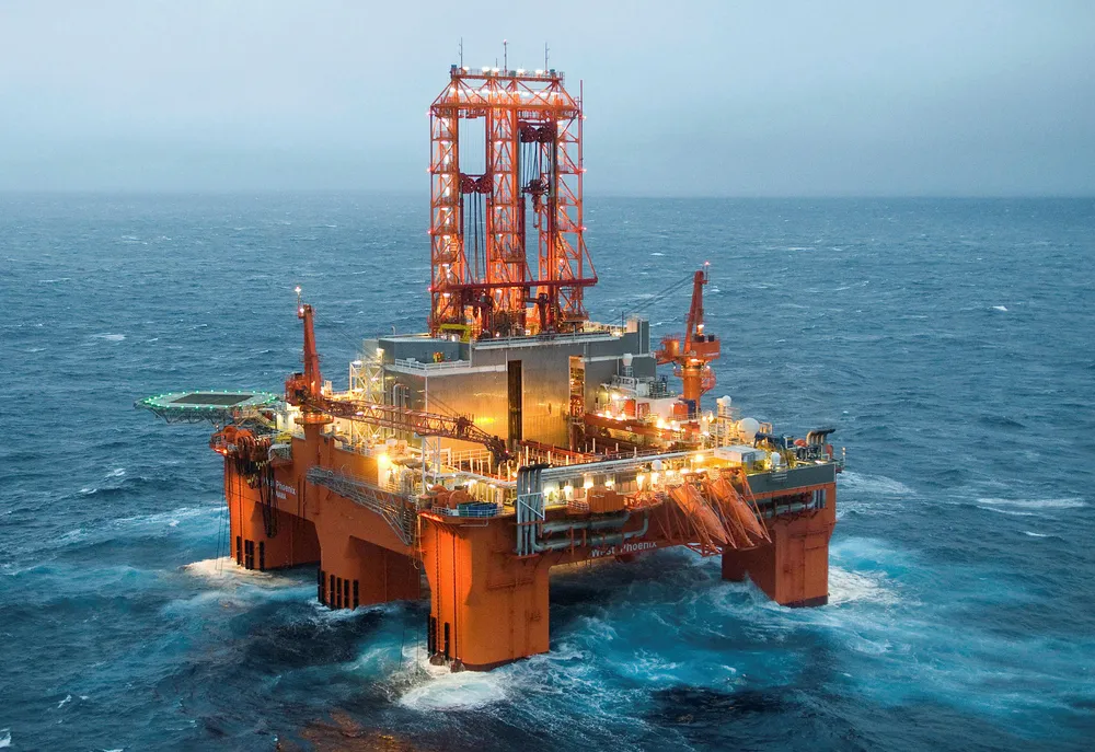 Her er den halvt nedsenkbare boreriggen "West Phoenix" til Seadrill.