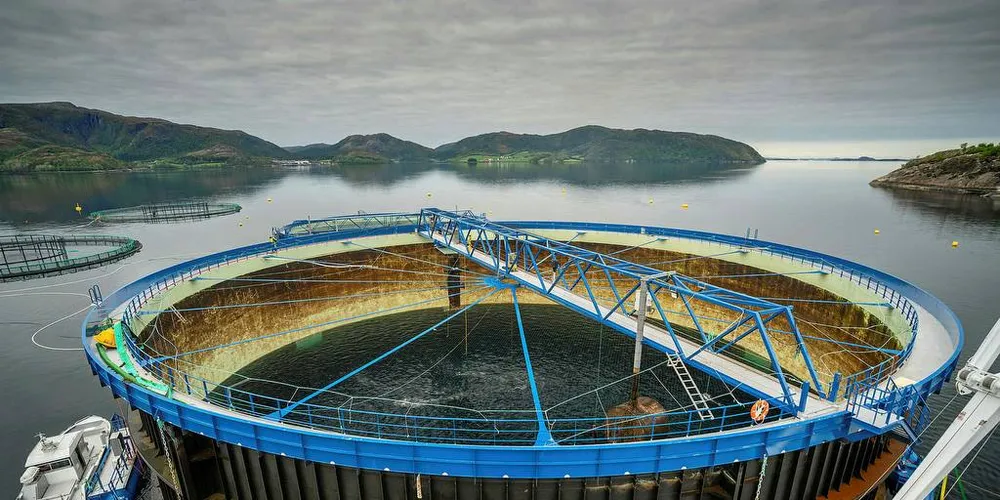 LUKKEDE MERDER: Sjømat Norge og Norsk Industri foreslår hver for seg flere nye typer havbrukstillatelser, blant annet kommersielle fullskala tillatelser for lukkede anlegg innaskjærs.Foto: Midt-Norsk Havbruk