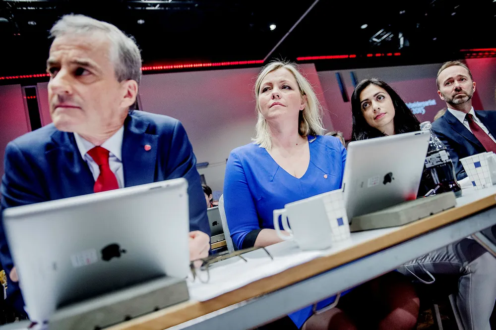 Partisekretær Kjersti Stenseng i Arbeiderpartiet mener mediene har skylden for at noen tror det er vanskelig å varsle i Ap. Her sitter hun sammen med resten av partiledelsen på landsmøtet i 2015: Til venstre leder Jonas Gahr Støre, til høyre nestlederne Hadia Tajik og Trond Giske. Foto: Hampus Lundgren