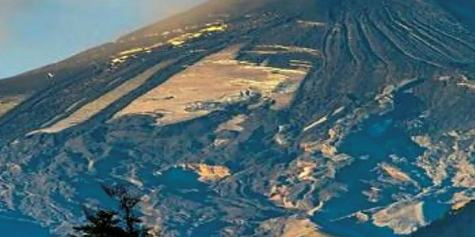 The government of Chile activated a "yellow alert" following abnormal activity of the Villarrica volcano.