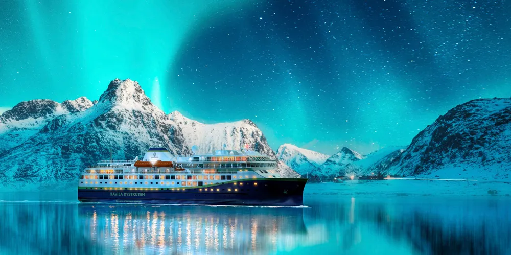 Havila Kystruten sine nye skip blir ikke ferdige før til sommeren fra Tyrkia. Slik blir den under nordlyshimmelen vist i en fotomontasje.