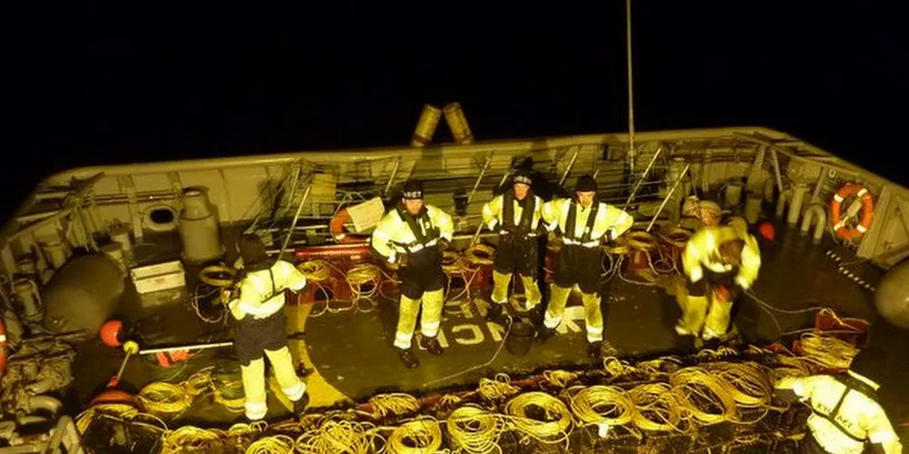Det ble funnet 107 kreps i de 51 teinene, som KV «Njord» beslagla denne uken nord for Ålesund. Foto: KV «Njord»/Twitter