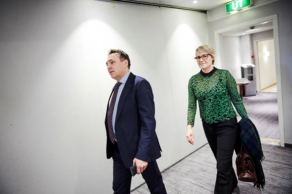 Fylkesordfører Tore O. Sandvik (Ap) i Trøndelag mener det ikke er lurt å la lokalpolitikere avgjøre spørsmål med store handelspolitiske konsekvenser. Til høyre fylkestingspolitiker Anne Marit Mevassvik (Ap). Foto: Johan Arnt Nesgård/Trønder-Avisa