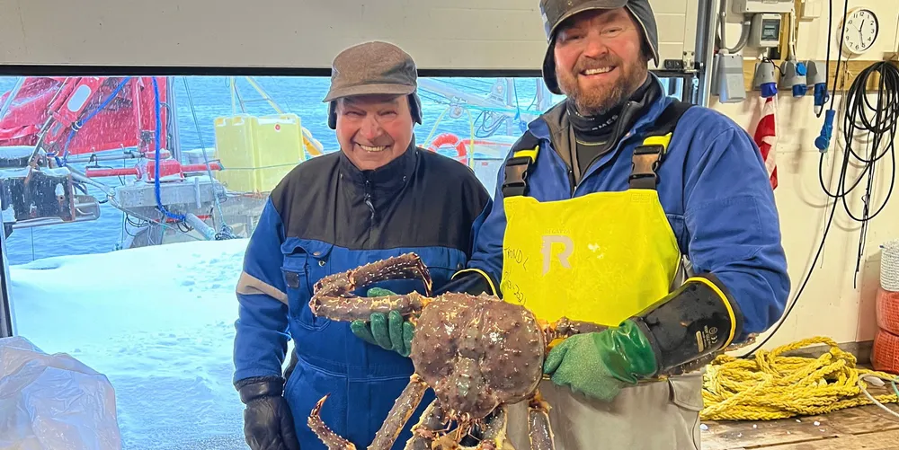 Tidligere fiskekjøper Gunnar Hansen og fisker Trond Ludvigsen med den nesten syv kilo tunge kongekrabben hos Lorentzen Fisk på Brensholmen.