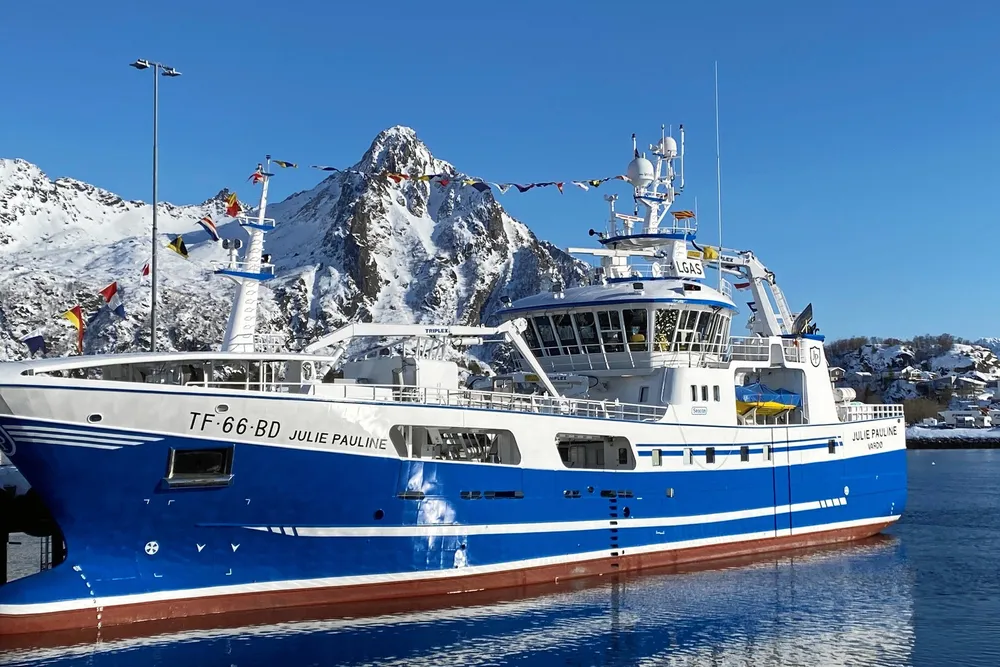 Båtsfjord-rederiet Vidjenes selger «Julie Pauline» til Segla Fiskebåtrederi på Senja. Her i Svolvær i mars 2023.