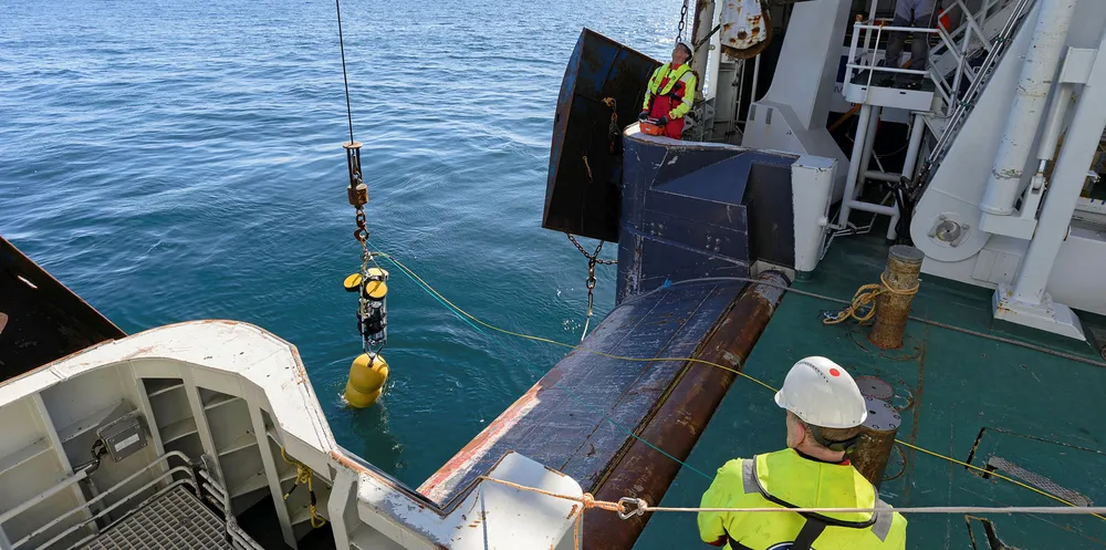 - Det er vanskelig å forstå hvordan ting foregår i økosystemet, og vi må bruke en lang rekke virkemidler, sa leder av ekspertgruppa, Peter Haugan. Havobservatorier som LoVe Ocean Observatory kan være et slikt virkemiddel. Her settes utstyr ut med forskningsskipet «Kronprins Haakon» tidligere i år.