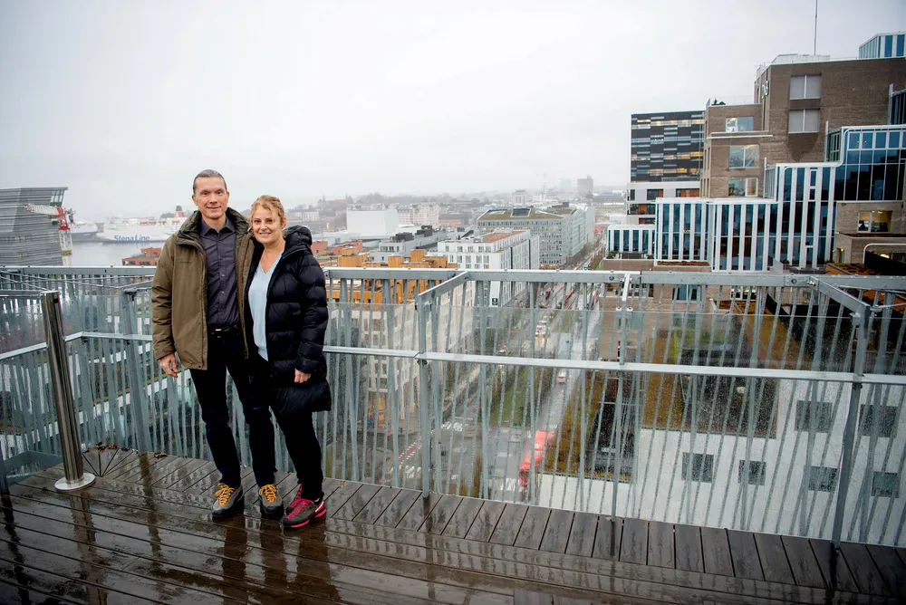 Johan Nordström og samboer Ruby Davis på balkongen i leiligheten i Barcode-rekken. Nordström var en av de første innflytterne i Bjørvika.