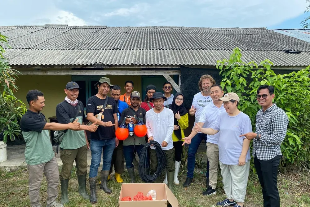 Hendrikson Shrimping in Indonesia's South Sumatra province has successfully deployed USAF cavitating ultrasonic transmitters in its shrimp ponds. The transmitters are under the USAF trademark of Luijkx Ultrasound B.V.