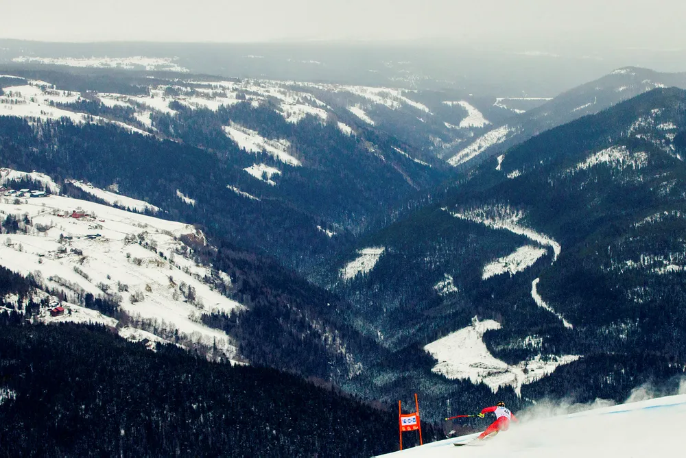 Norskamerikaneren Bjørn Erik Borgen og investor Anders Buchardt har bladd opp 130 millioner kroner for å fornye Kvitfjell. Her er Stian Saugestad i aksjon under verdenscuprennet i utfor i Kvitfjell i februar i fjor. Foto: Vegard Wivestad Grøtt/NTB Scanpix