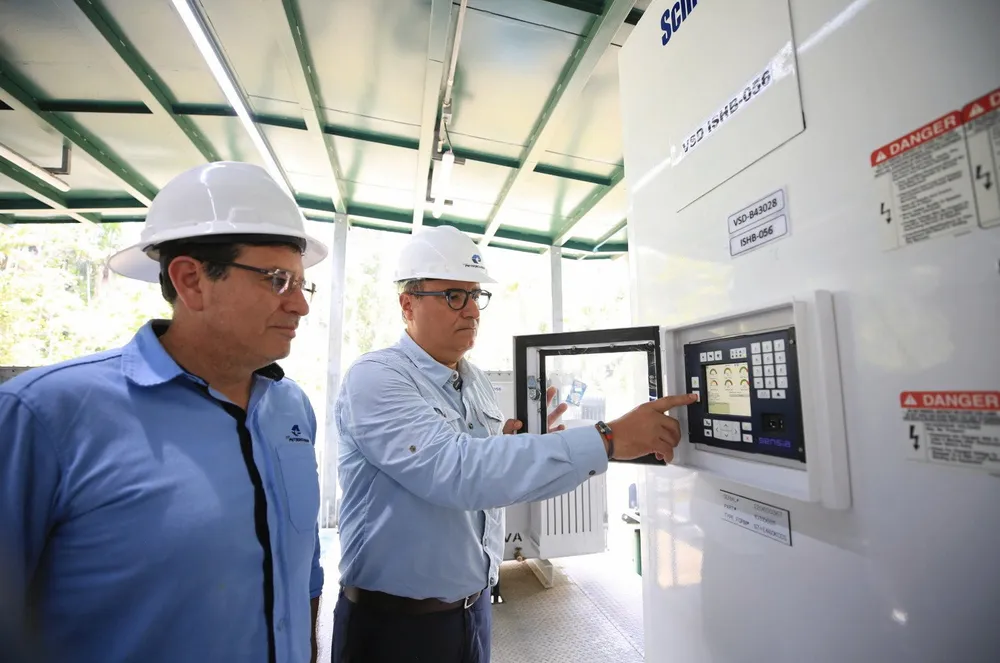Ecuador Energy & Mines Minister Antonio Goncalves (right) shuttering down the Ishpingo B-56 oil producing well at Block 43.