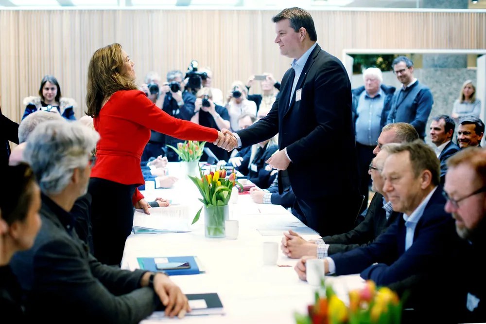 LO og NHO møttes mandag for å overlevere krav til lønnsoppgjøret i 2018. Her NHO-sjef Kristin Skogen Lund og LO-sjef Hans-Christian Gabrielsen. Foto: Gunnar Blöndal