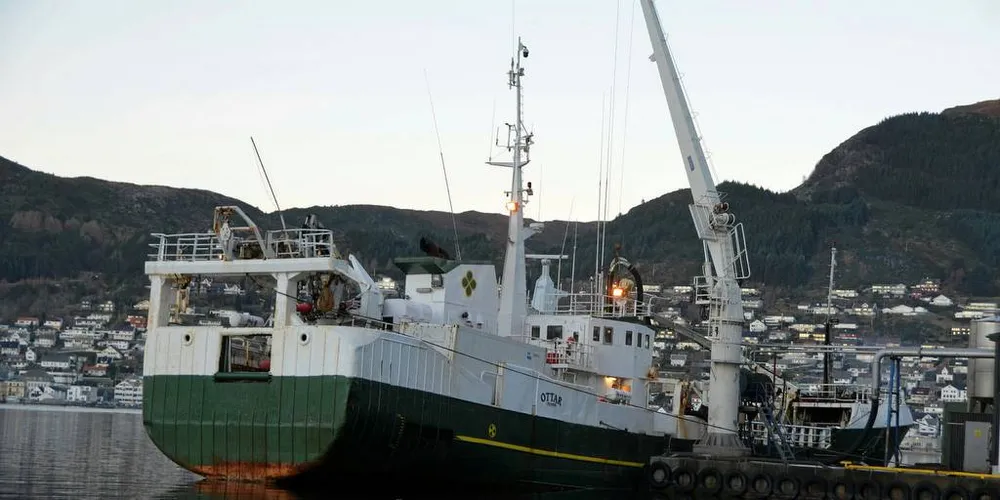 SOSIAL DUMPING: Norsk Sjømannsforbund har dokumentasjon på at mannskap om bord på båten «Ottar» er blitt kraftig underbetalt. Her ligger båten til kai på Måløy.Foto: Einar Lindbæk