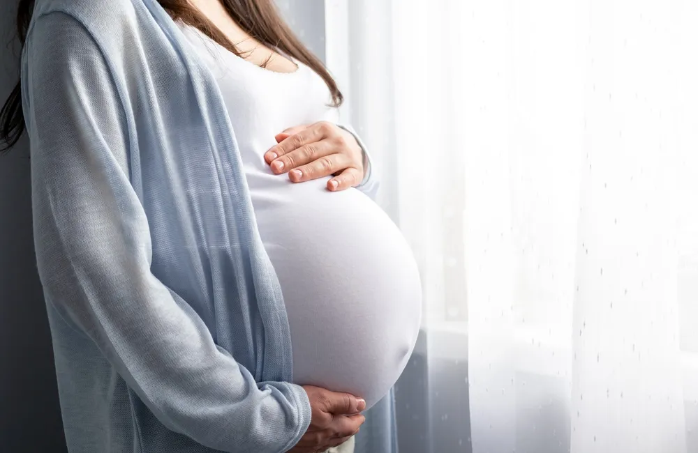 Alderen på førstegangsfødende er nå 30,2 år, og redusert fruktbarhet er en viktig årsak til det synkende barnetallet, skriver innleggsforfatteren.