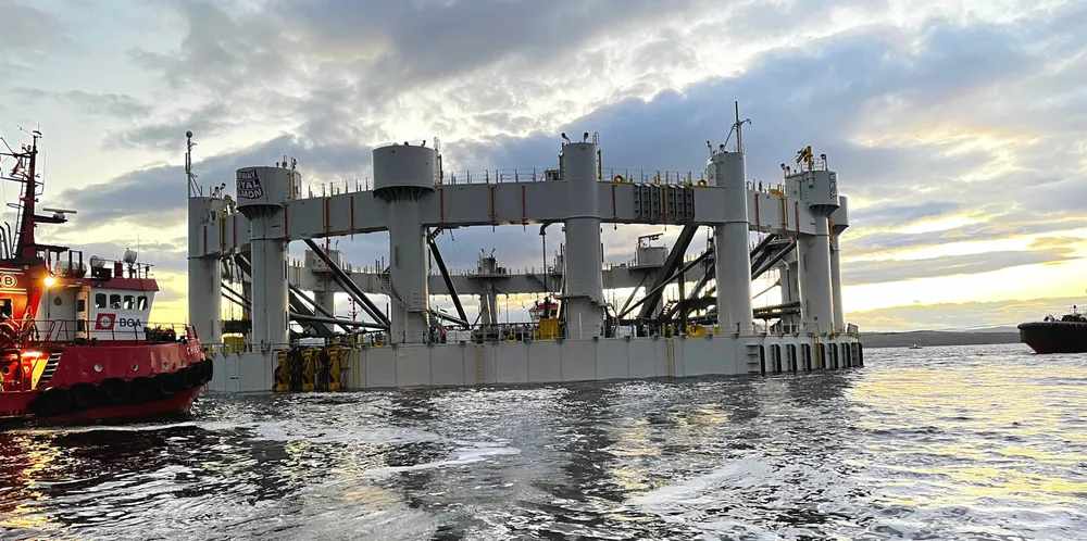 Bildet viser NRS' første havmerd bli sjøsatt utenfor Verdal.