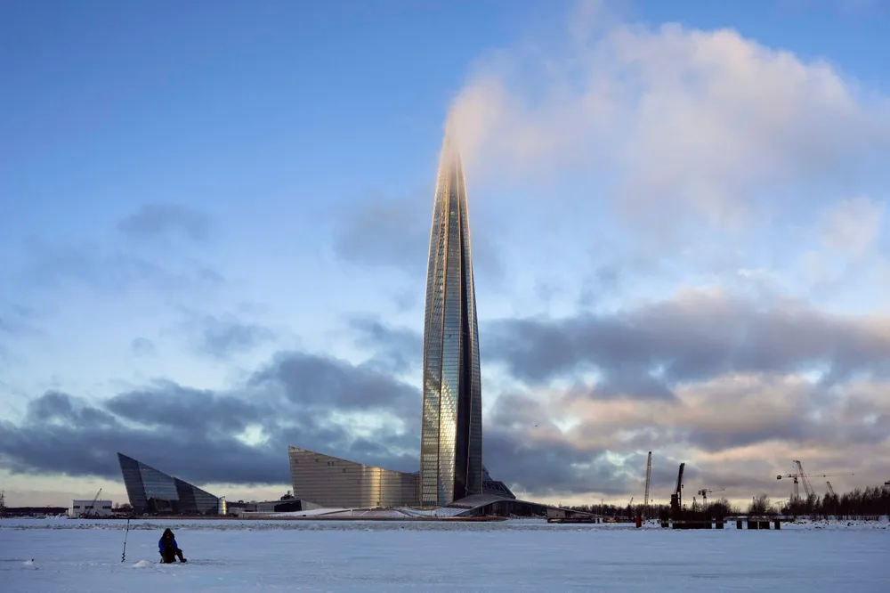 En mann isfisker foran Lakhta-senteret, hovedkvarteret til den russiske energigiganten Gazprom, i St. Petersburg.