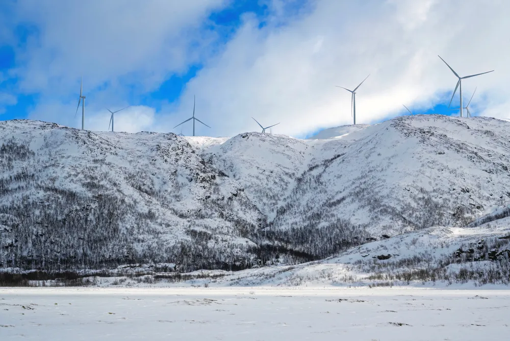 I forbindelse med uværet i nord, har deler av et turbinblad fra en vindturbin i Sørmarkfjellet vindpark i Trøndelag falt av. Bildet er fra en annen vindpark; vindkraftanlegget Nordlys vind på Kvaløya utenfor Tromsø.