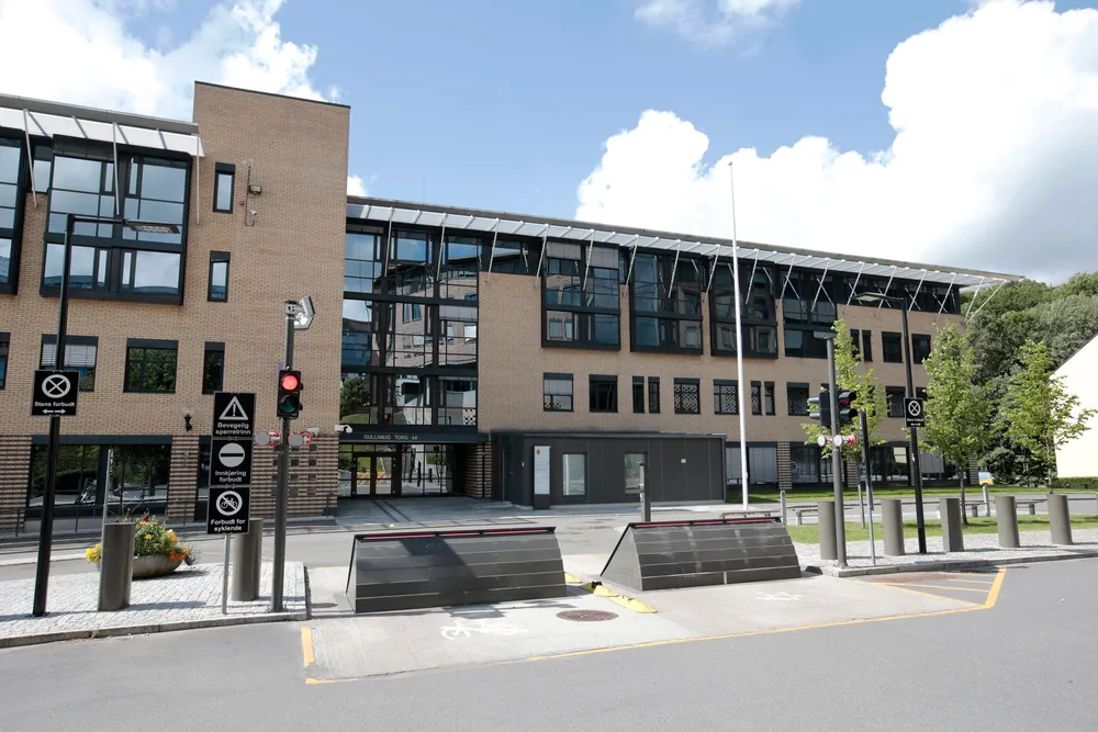 Lette skyer henger over Justis- og beredskapsdepartementet (JD) på Gullhaug Torg 4A i Nydalen. På regnværsdager var de betydelig plaget av lekkasjer nesten rett ned i statsrådens kontorer.