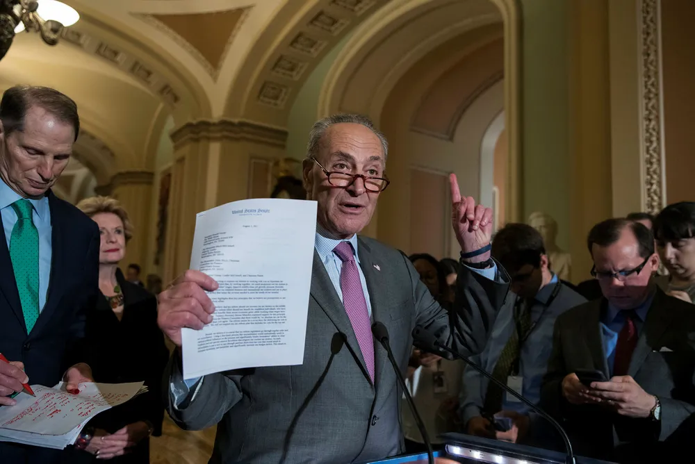Senatets minoritetsleder Charles Schumer og Donald Trump skal jobbe sammen for å finne en løsning på gjeldstak-problematikken. Foto: J. Scott Applewhite