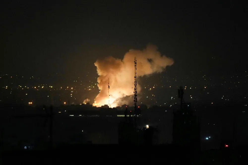 Israel gjennomførte luftangrep mot Iran natt til fredag. Flere eksplosjoner ble rapportert i Teheran og minst fir andre iranske byer.