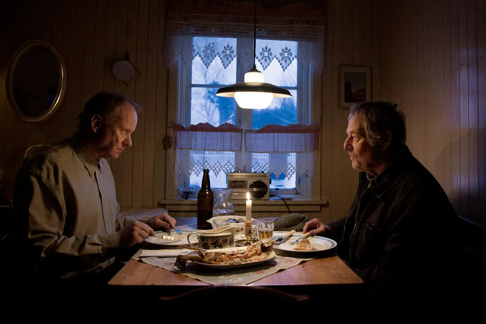 Stellan Skarsgård og Bjørn Floberg spiller hovedrollene i den norske filmen «Ut og stjæle hester» som har premiere 8. mars. Produksjonsselskapet bak filmen, 4 1/2 Fiksjon as, har nettopp hentet to millioner kroner i likviditetslån.