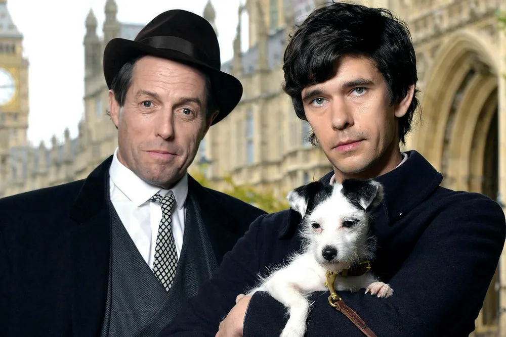 Hugh Grant (til venstre) har rollen som Jeremy Thorpe og Ben Whishaw spiller Norman Scott. Det er brutalt moro når «Ein engelsk skandale» ruller opp en av britisk politikks pikante affærer.