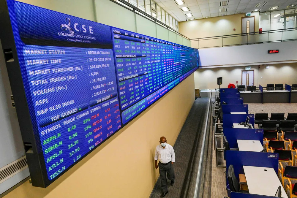 Det internasjonale pengefondet (IMF) kom med en direkte advarsel til regjeringen på Sri Lanka om å ikke la korrupsjon undergrave redningspakken. Her fra børsen i Colombo på tirsdag.