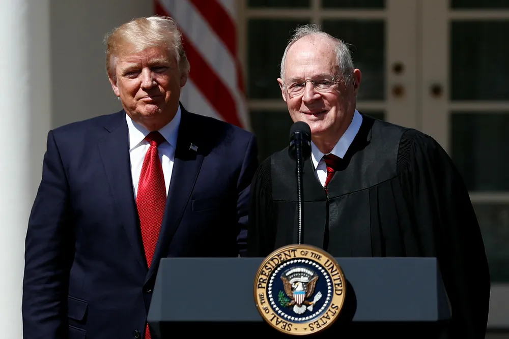 Her står Donald Trump sammen med avtroppende høyesterettsdommer Anthony Kennedy. Bildet er tatt i forbindelse med påtredelsen til den forrige høyesterettsdommeren Trump nominerte, Neil Gorsuch. Foto: Carolyn Kaster / NTB Scanpix