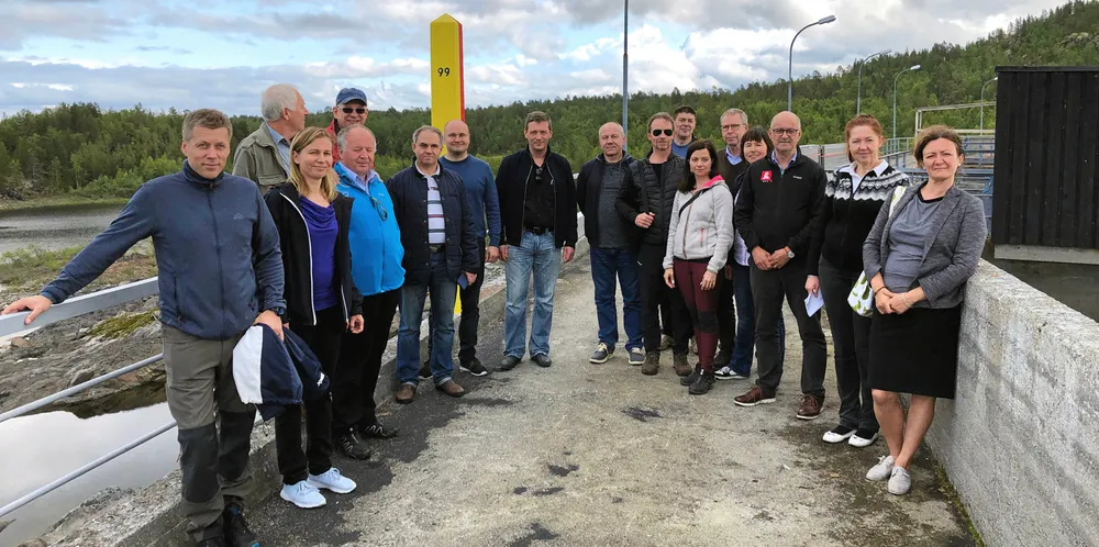 I august 2019 feiret delegasjonene fra Finland, Russland og Norge 60 års-jubileum for disse tappemøtene. Her er de på besøk på det norske grensekraftverket Skogfoss.