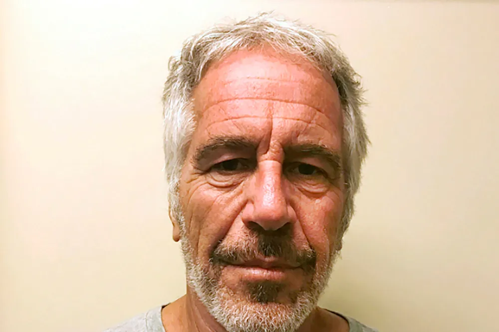 Jeffrey Epstein satt varetektsfengslet, anklaget for menneskehandel og seksuelle overgrep mot unge jenter gjennom en årrekke.