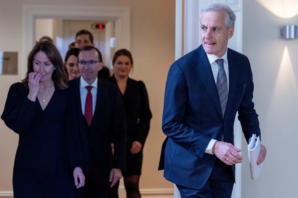 Statsminister Jonas Gahr Støre introduserer nye medlemmer av regjeringen med blant annet Tonje Brenna og Espen Barth Eide.