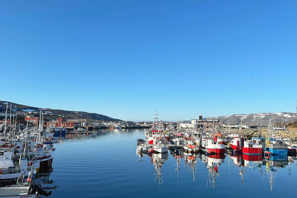 Utsikt over Båtsfjord og Båtsfjord havn tidlig juni 2024.