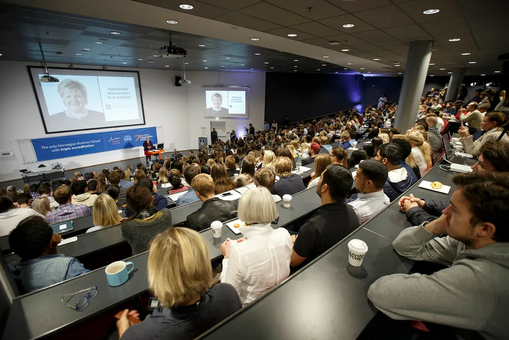NHO mener det er på høy tid med endringer i antall studieprogrammer ved universiteter og høyskoler. På bildet taler statsminister Erna Solberg til studenter på Handelshøyskolen BI i Oslo om fremtidige utfordringer for norsk økonomi. Foto: Heiko Junge / NTB scanpix