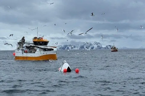 Et nærliggende fiskefartøy bisto da et annet fiskefartøy forliste i Finnmark. Redningsselskapet gjorde klart til slep av fartøyet inn til land, men den sank på vei inn mot land.