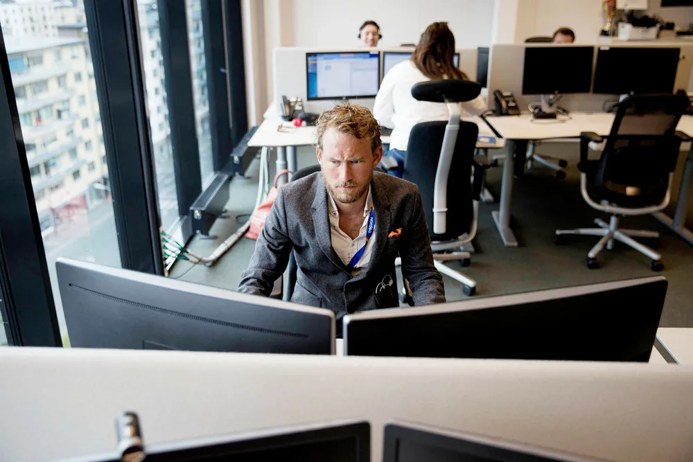 Sondre Havneraas (30) er en av rundt 40 AI-trenere i Nordea. Han lærer chatroboten Nova å kommunisere som et menneske.