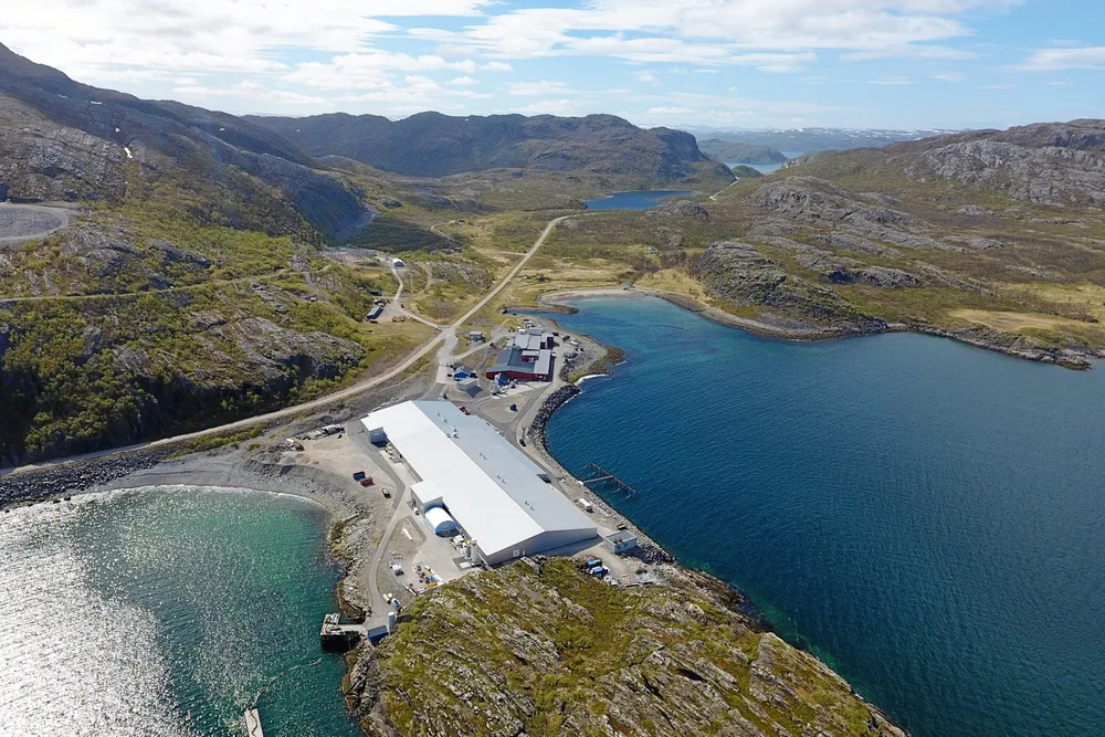 Det var i fjor sommer at det ble oppdaget et større utslipp av plastkuler fra Griegs settefiskanlegg Adamselv i Finnmark.