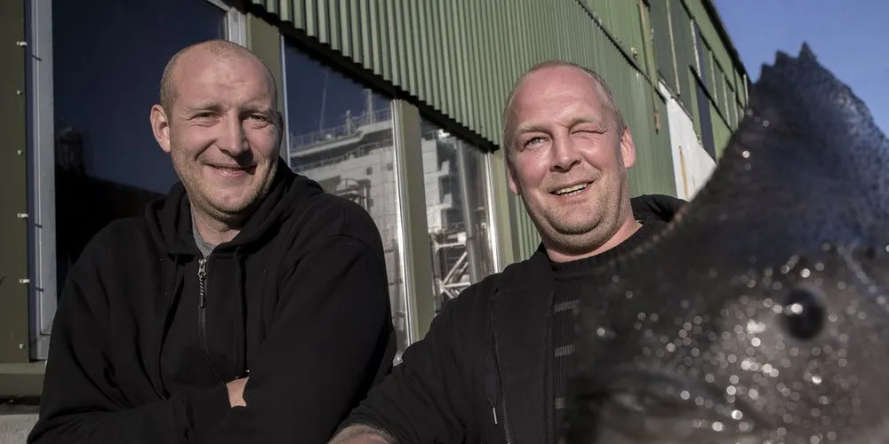 Rune Vatland (t.v.) og Andreas Lindhom har bakgrunn som røktere hos Marine Harvest. Der fikk de førstehåndserfaring med lakselus og kastet seg over leppefisken og siden oppdrett av rognkjeks. Foto: Tomm W. Christiansen, DN
