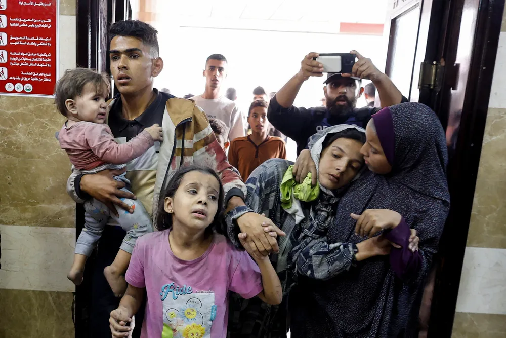 Palestinere ved et sykehus i Khan Younis etter israelske angrep. «Oppmerksomhet flyttes fra Russlands dårlige sak, verdens medier er i Gaza og ikke i Kherson», skriver artikkelforfatteren.