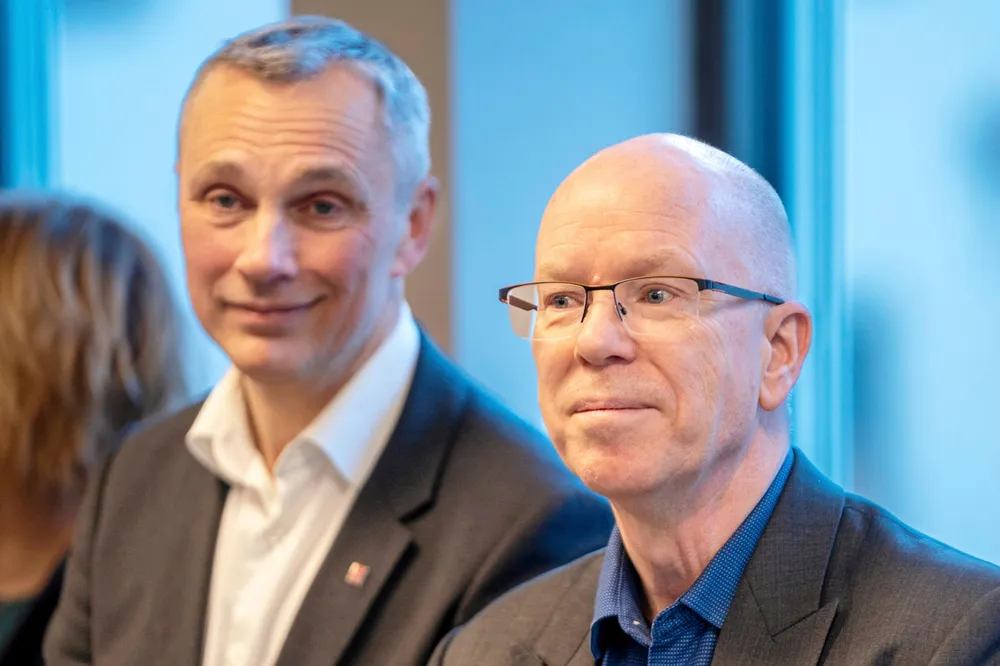 RME-sjef Tore Langset og seksjonssjef Torfinn Jonassen justerer virkemidler – Vil heller bruke forbud mot salg til nye kunder enn å ta fra folk konsesjon, sier Jonassen til Europower.