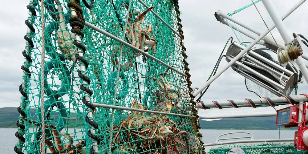 LIKER: Suphaphon Størksen jobbet som fysioterapeut i hjemlandet Thailand før hun ble kongekrabbefisker sammen med ektemannen Jostein i Finnmark. Hun stortrives på krabbefeltet.Foto: Privat