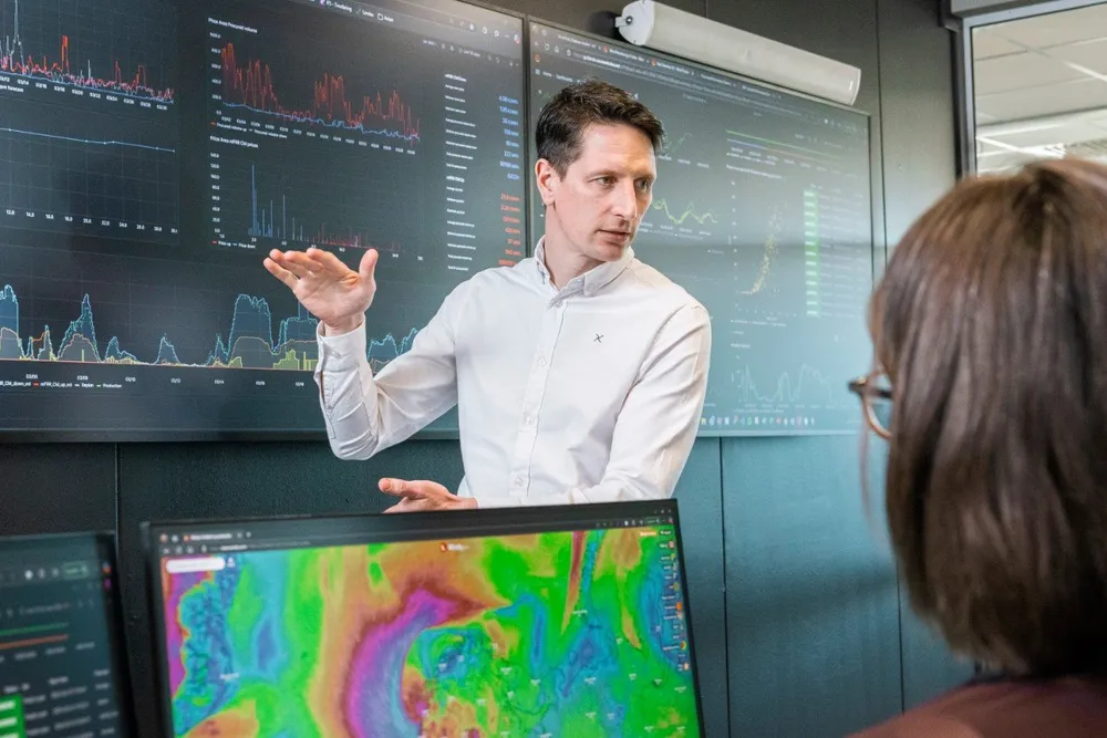 Mathew Creese, leder av markedsagering vind og sol i Aneo, synes det er vanskelig å lage prognoser når de nordiske TSO-ene har ulike rutiner for å korrigere priser.