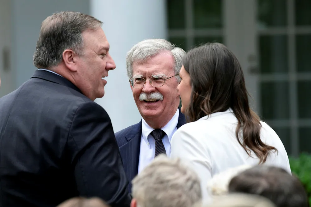 USAs sikkerhetsrådgiver John Bolton (midten) sammen med utenriksminister Mike Pompeo og Det hvite hus' talsperson Sarah Huckabee Sanders. Foto: Susan Walsh/NTB Scanpix