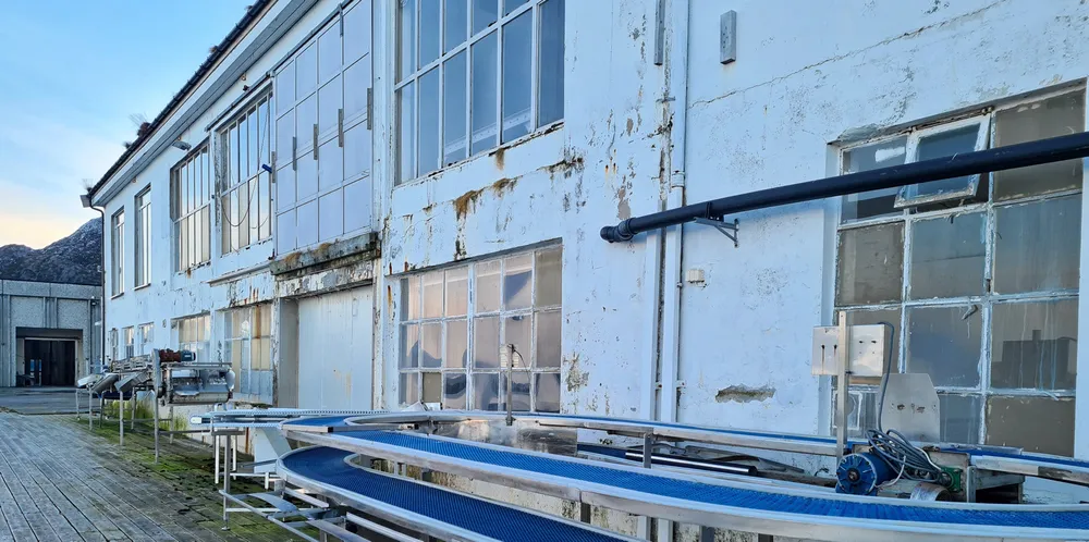 I disse lokalene på Moltustranda på Sunnmøre drev Atlantic Seafood sin virksomhet. Det er samme anlegg som Sunsea i sin tid drev i. Bildene er tatt i januar 2023, noen måneder etter det sist ble produsert laks i deler av lokalene.