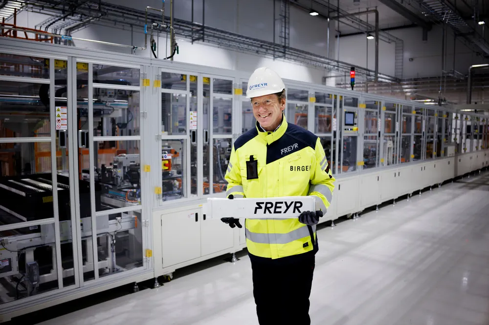 Birger Steen i Freyrs testfabrikk i Mo i Rana i januar i år. Han holder en modell av batteriet de håper å bygge.