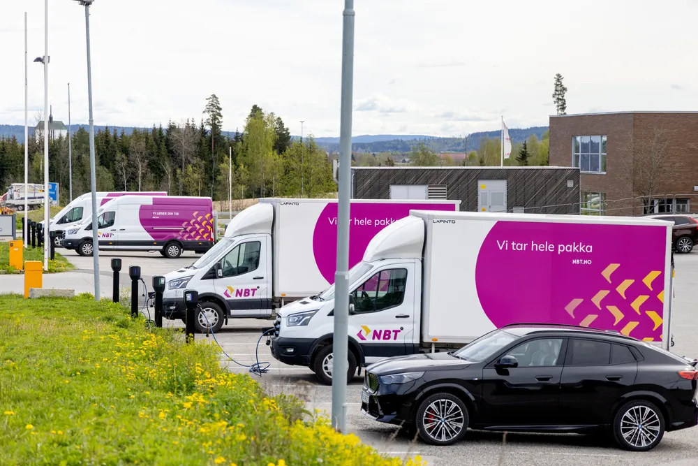 Norsk bibliotektransport (NBT) eies av kommunaleide Biblioteksentralen som nå anklages av konkurrent for å ha gitt ulovlig statsstøtte. Her er hovedkontoret på Kløfta hvor det er investert tungt i nytt logistikksenter.