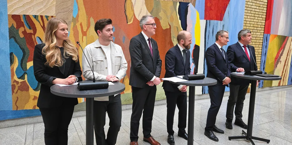 Slik så det ut da regjeringspartiene og høyresiden presenterte sitt kvoteforlik sist fredag. Mandag skal det debatteres og voteres i Stortingssalen.