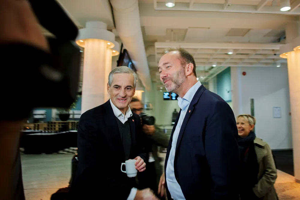 Tirsdag skrev VG at Ap-leder Jonas Gahr Støre (til venstre) skal ha bedt Marianne Marthinsen om å slutte som partiets finanspolitiske talsperson for å gi plass til sin nestleder Trond Giske (til høyre). Foto: Javad Parsa