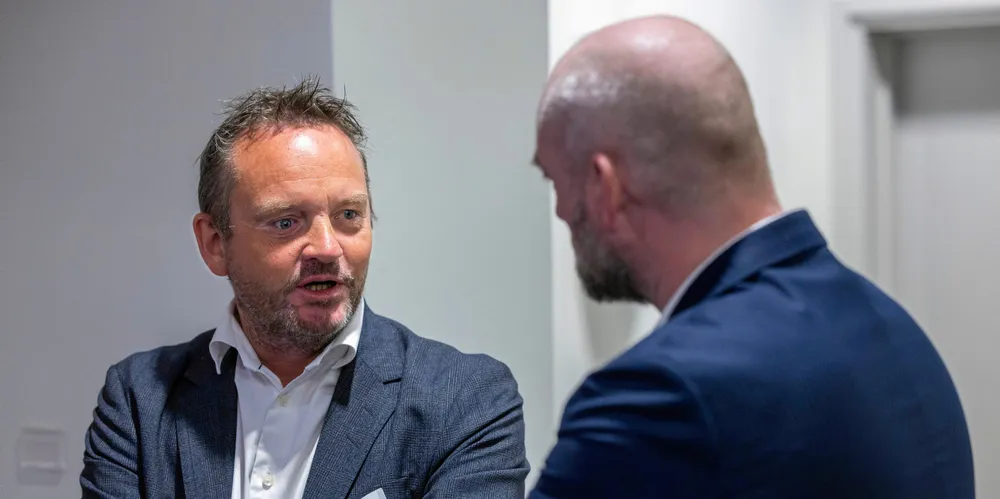 Administrerende direktør Geir Ove Ystmark i Sjømat Norge, til venstre, og administrerende direktør Robert H. Eriksson i Sjømatbedriftene er ikke overrasket over at Mowi nå varsler søksmål. Her er de avbildet under en pause i høringen om grunnrenteskatt på havbruk.