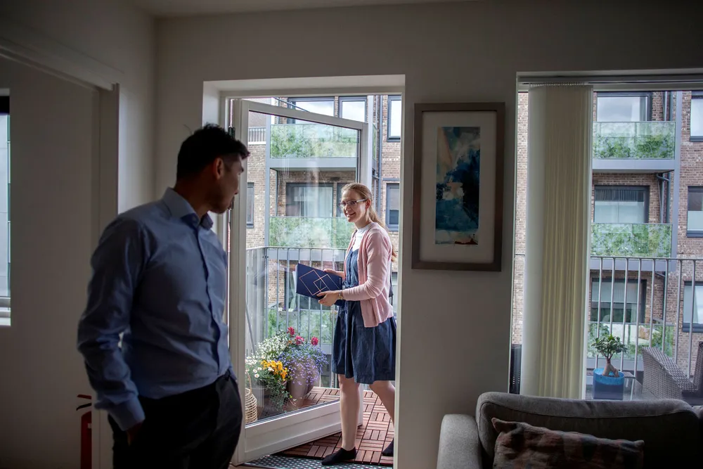Marit Forslund (29) er på boligjakt og irriterer seg over boliger som kuppes før visning. Her ser hun på en leilighet på Ensjø i Oslo sammen med eiendomsmegler Duy Vidar Tang.